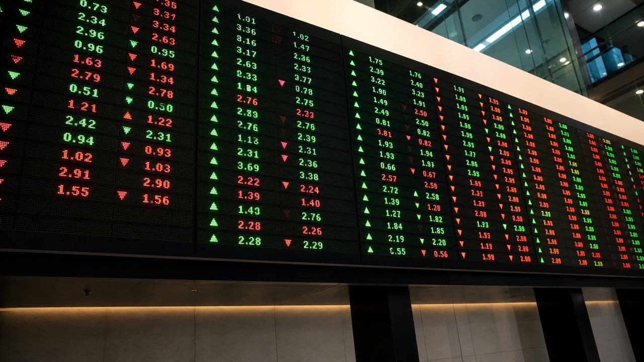 Borsa salonunda sayılarla dolu büyük elektronik pano